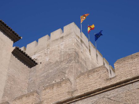 Téléchargez les photos : Tour avec drapeaux de Catalogne, d'Espagne et de l'UE dans la ville européenne de Saragosse, district d'Aragon en Espagne, ciel bleu clair en 2019 journée d'été chaude et ensoleillée, septembre - en image libre de droit