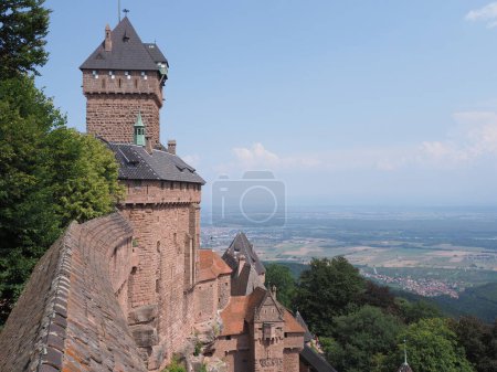 Téléchargez les photos : Château pittoresque de Koenigsbourg en Europe Orschwiller ville de la région Alsace en France, ciel bleu clair en 2018 chaude et ensoleillée journée d'été en août. - en image libre de droit