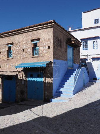 Arabische Fassade in der afrikanischen Stadt Chefchaouen in Marokko, strahlend blauer Himmel 2019 warmer sonniger Frühlingstag im April - senkrecht
