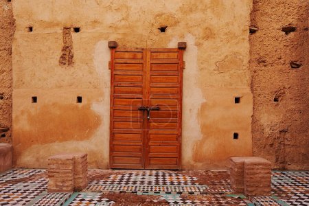 Mosaïques et portes fermées au palais El Badi dans la ville africaine de Marrakech au Maroc en 2023 journée froide et ensoleillée d'hiver en janvier.
