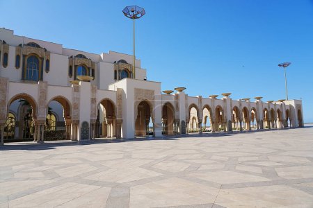 Foto de Arcades de la mezquita Hassan II en la ciudad africana de Casablanca en Marruecos, cielo azul claro en 2023 cálido día soleado de invierno en enero. - Imagen libre de derechos