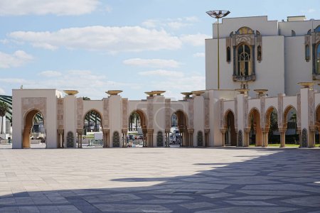 Foto de Modernas arcadas de la mezquita Hassan II en la ciudad de Casablanca en Marruecos - Imagen libre de derechos