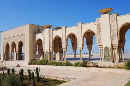Foto de Elegantes arcadas de la mezquita Hassan II en la ciudad africana de Casablanca en Marruecos, cielo azul claro en 2023 cálido día de invierno soleado en enero. - Imagen libre de derechos