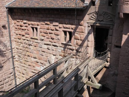 Téléchargez les photos : Pont en bois dans le château de Koenigsbourg en Europe Orschwiller ville d'Alsace en France, ciel bleu clair en 2018 chaude et ensoleillée journée d'été en août. - en image libre de droit