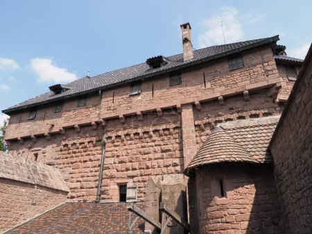 Téléchargez les photos : Vue du château de Koenigsbourg en Europe Orschwiller ville d'Alsace en France, ciel bleu clair en 2018 chaude et ensoleillée journée d'été en août. - en image libre de droit