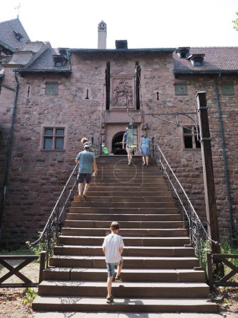 Téléchargez les photos : Escaliers au château de Koenigsbourg en Europe Orschwiller ville d'Alsace en France, ciel bleu clair en 2018 chaude journée d'été ensoleillée en août - verticale - en image libre de droit