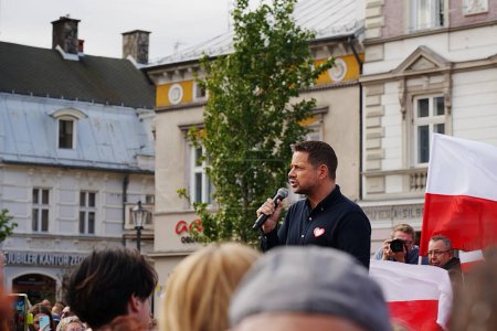 Téléchargez les photos : BIELSKO-BIALA, POLOGNE - 7 OCTOBRE 2023 : Le maire de Varsovie, Rafal Trzaskowski, prononce un discours pour la Coalition civique aux élections législatives polonaises. - en image libre de droit