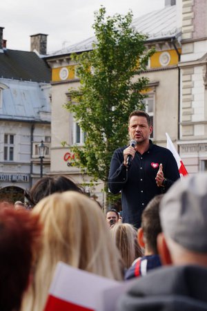 Téléchargez les photos : BIELSKO-BIALA, POLOGNE - 7 OCTOBRE 2023 : Le maire de Varsovie, Rafal Trzaskowski de la Coalition civique rend visite aux gens, élections législatives polonaises - vertical - en image libre de droit