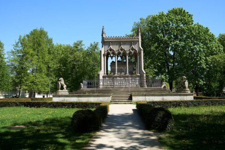 Téléchargez les photos : Itinéraire vers le mausolée de Potocki dans le parc de Wilanow, capitale européenne de Varsovie, Pologne en Mazovie, ciel bleu clair en 2022 chaude journée de printemps ensoleillée en mai. - en image libre de droit