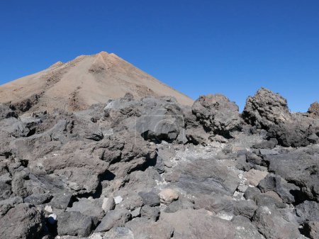 Fläche des Teide 3 715 m auf der europäischen Insel Teneriffa in Spanien, strahlend blauer Himmel im Jahr 2023 warmer sonniger Herbsttag im November.