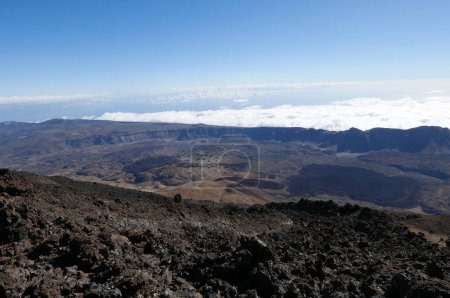 Krater vom Teide 3.715 m auf der europäischen Insel Teneriffa in Spanien, strahlend blauer Himmel im Jahr 2023 warmer sonniger Herbsttag im November.