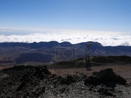 Blick auf den Krater des Teide 3 715 m auf der europäischen Insel Teneriffa in Spanien, strahlend blauer Himmel im Jahr 2023 warmer sonniger Herbsttag im November.