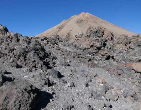 Teide 3 715 m auf der europäischen Insel Teneriffa in Spanien, strahlend blauer Himmel im Jahr 2023 warmer sonniger Herbsttag im November.