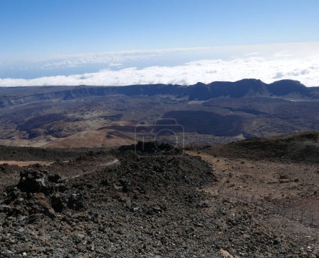 Landschaft des Teide-Kraters 3.715 m auf der europäischen Insel Teneriffa in Spanien, strahlend blauer Himmel im Jahr 2023 warmer sonniger Herbsttag im November.