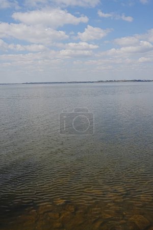Malerischer See in der europäischen Stadt Goczalkowice im schlesischen Kreis in Polen, strahlend blauer Himmel im Jahr 2022 warmer, sonniger Frühlingstag im April - senkrecht