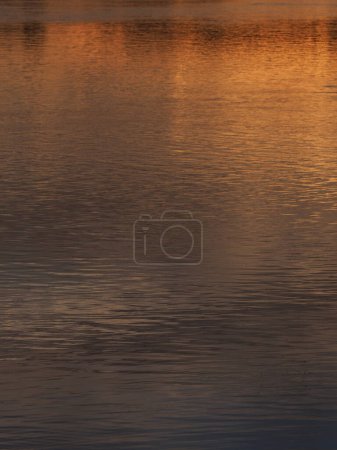 Spiegelung der goldenen Sonne im Rhein bei Stein am Rhein bei Schaffhausen, Schweiz im Jahr 2018 kalter Sommerabend im August - senkrecht