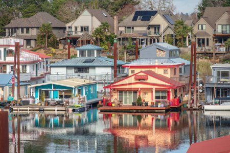 Foto de Floating homes and a marina community neighborhood in Portland Oregon. - Imagen libre de derechos