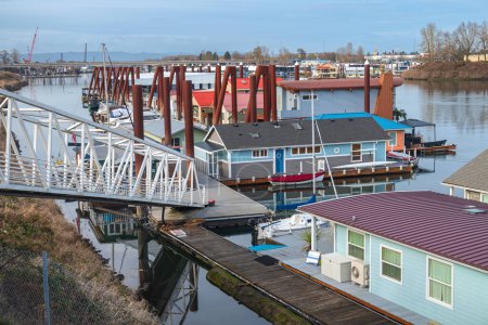 Téléchargez les photos : Floating homes and a marina community neighborhood in Portland Oregon. - en image libre de droit
