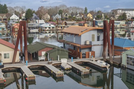 Foto de Floating homes and a marina community neighborhood in Portland Oregon. - Imagen libre de derechos