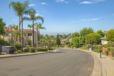 Téléchargez les photos : Vue sur la rue depuis un sommet de colline dans un quartier de Monrovia en Californie. - en image libre de droit