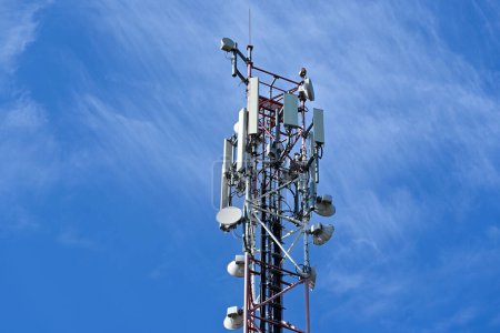 Téléchargez les photos : Haut d'une tour de télécommunications transportant des antennes de réseaux cellulaires en République tchèque - en image libre de droit