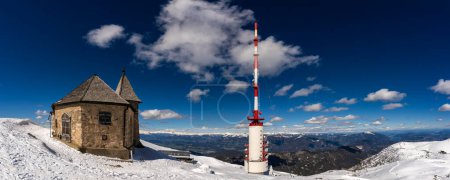 Winter view over Mount Dobratsch with the German Chapel, the summit hut and the 165m high Dobratsch Transmitter Tower.
