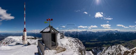 Vista de invierno sobre el Monte Dobratsch con la estación meteorológica y la torre del transmisor Dobratsch de 165m de altura.