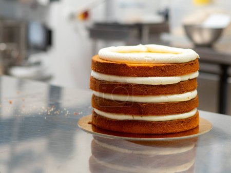Téléchargez les photos : Préparation d'un gâteau d'anniversaire - en image libre de droit