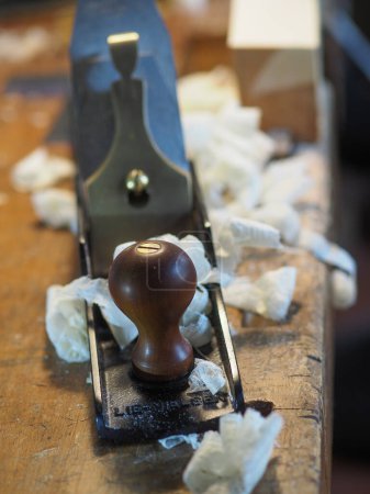 Foto de Primer plano del maestro profesional luthier luthier minucioso trabajo detallado sobre violín de madera en un taller. - Imagen libre de derechos