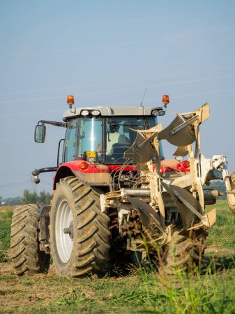 Foto de Agricultor con tractor arando la tierra en el campo. - Imagen libre de derechos