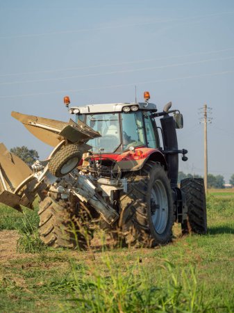 Foto de Agricultor con tractor arando la tierra en el campo. - Imagen libre de derechos