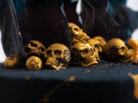 Foto de Pastelero terminando horror negro muertos pastel de cumpleaños decoración con cráneos comestibles de oro y velas de papel de arroz negro - Imagen libre de derechos
