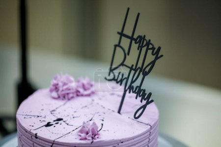 Téléchargez les photos : Pâtissier garniture lilas givré anniversaire gâteau stratifié fait à la main avec signe de naissance heureux texte et papillons topper - en image libre de droit