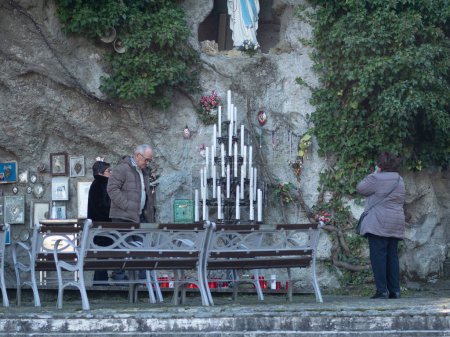 Téléchargez les photos : Sperongia Morfasso, Italy - 12nd february 2023 Statue of Our Lady of Immaculate Conception in the Grotto Our Lady of Lourdes in Sperongia. - en image libre de droit