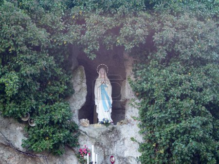 Téléchargez les photos : Sperongia Morfasso, Italy - 12nd february 2023 Statue of Our Lady of Immaculate Conception in the Grotto Our Lady of Lourdes in Sperongia. - en image libre de droit