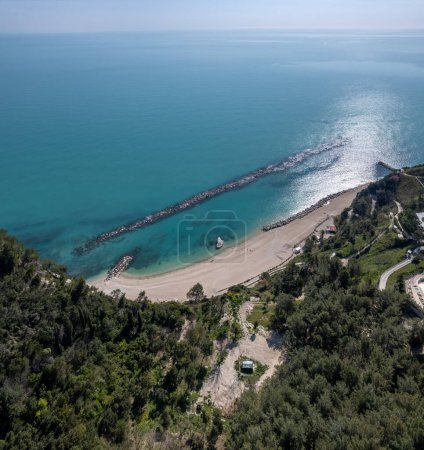 Vue aérienne par drone de la ville de Sirolo et Numana, Mont Conero, plage de la mer Adriatique dans la région des Marches, Italie, Europa