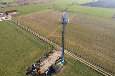Foto de 5G Torres celulares en el campo rural en Italia - Imagen libre de derechos