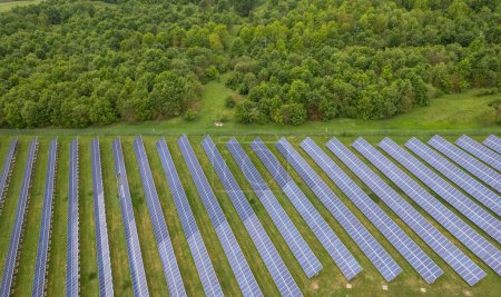 Foto de Energía renovable. Los drones aéreos sobrevuelan una central fotovoltaica. Grupo pf paneles solares mirando al sol para la producción de energía. - Imagen libre de derechos