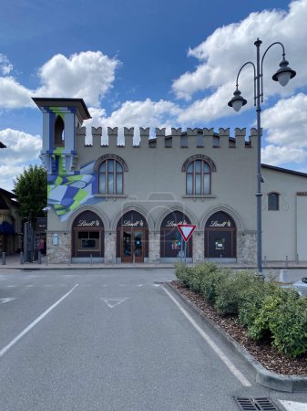Foto de Fidenza, Italia - Mayo 2023 Outsode Lindt Castle chocolate shop and bar store in luxury fashion shopping outlet mall in Fidenza, Italia - Imagen libre de derechos