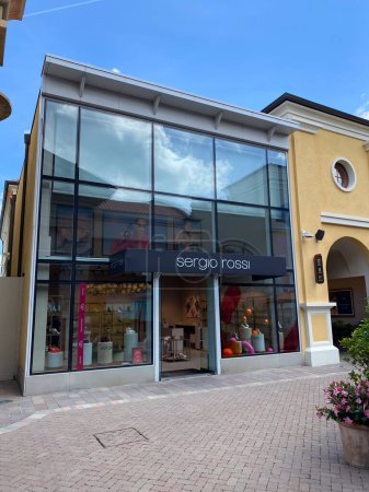 Foto de Fidenza, Italia - Mayo 2023 Caminando en el centro comercial de lujo artístico y colorido Fidenza Village en Parma, Emilia Romaña. - Imagen libre de derechos