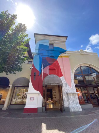 Foto de Fidenza, Italia - Mayo 2023 Caminando en el centro comercial de moda de lujo artístico y colorido Fidenza Village en Emilia Romaña. - Imagen libre de derechos