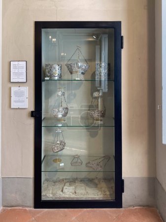 Foto de Soragna, Italia - Mayo 2023 artículos, símbolos, objeto de la tradición judía en la sinagoga y museo en Fausto Levi, Parma, Italia - Imagen libre de derechos