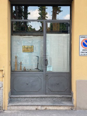 Foto de Cremona, Italia - Mayo 2023 Orippi Taller de violín Maker, muestra y firma en Via Aporti - Imagen libre de derechos