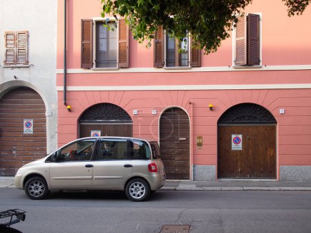 Téléchargez les photos : Cremona, Italie - Mai 2023 retro fiat multila stationné dans la rue. - en image libre de droit