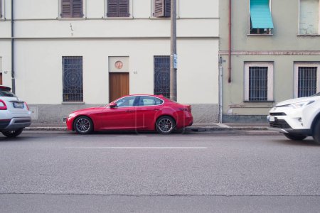 Téléchargez les photos : Cremona, Italie - Mai 2023 red bmw series 3 stationné dans la rue. - en image libre de droit