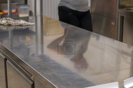 Téléchargez les photos : Comptoir en acier inoxydable propre dans la cuisine professionnelle - concept d'hygiène - en image libre de droit