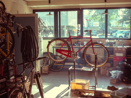 Foto de En la tienda de bicicletas y reparación, mecánico experto artesano reparaciones expertas restaurar y destrozar la bicicleta - Imagen libre de derechos