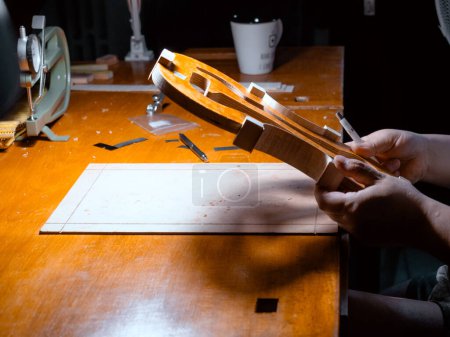 Foto de Luthier fabricante de violín luthier trabajando con molde de violín en bot central, bloques de esquina, costillas de curva para un nuevo violín clásico hecho a mano usando molde - Imagen libre de derechos