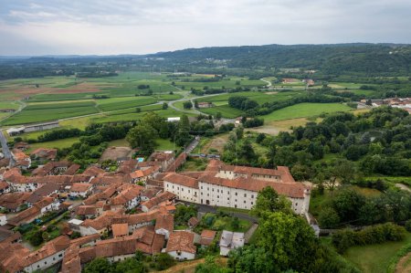 Foto de Vista panorámica del pueblo de Colleretto Giacosa cerca de Ivrea en Piamonte, Italia, vista panorámica - Imagen libre de derechos