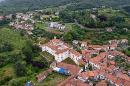 Foto de Vista panorámica del pueblo de Colleretto Giacosa cerca de Ivrea en Piamonte, Italia, vista panorámica - Imagen libre de derechos